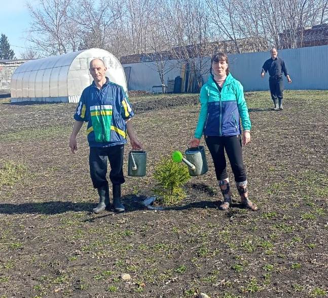 В теплице работы много!