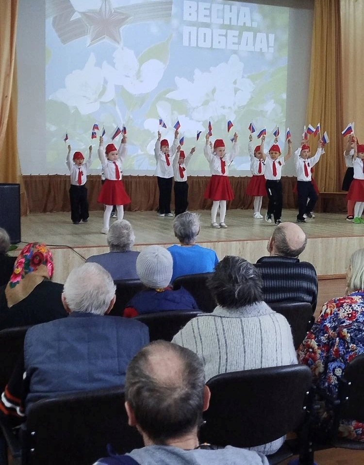 Победный май: малыши поздравили ветеранов «Спутника»