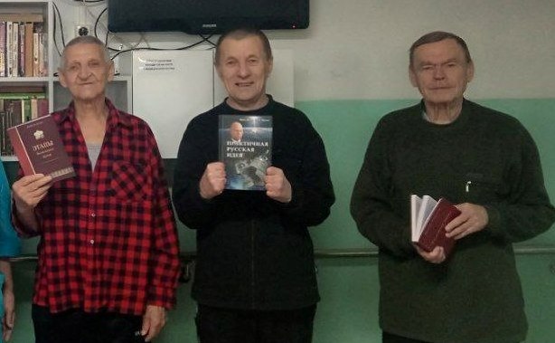 Сделали доброе дело – подарили книги библиотеке!
