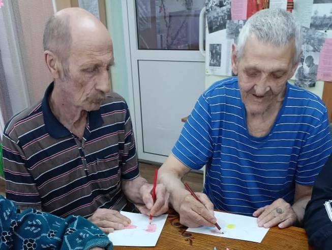 Волшебная коробка с карандашами