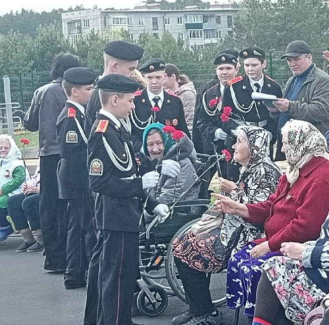 Подвигу жить в веках!