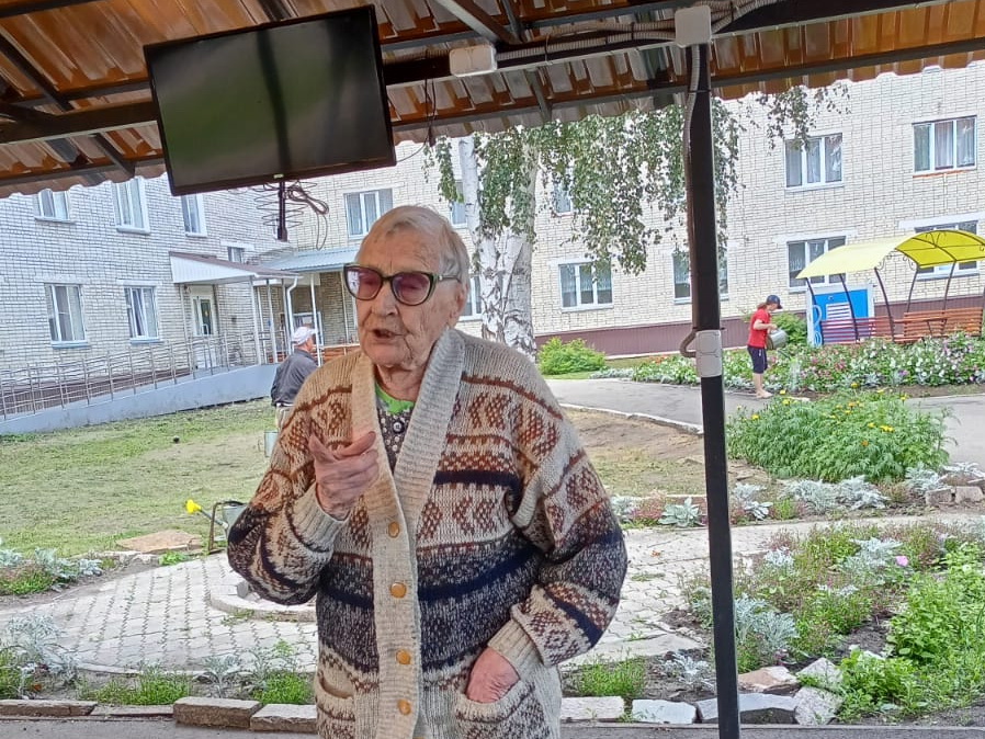 Громкие чтения на свежем воздухе.