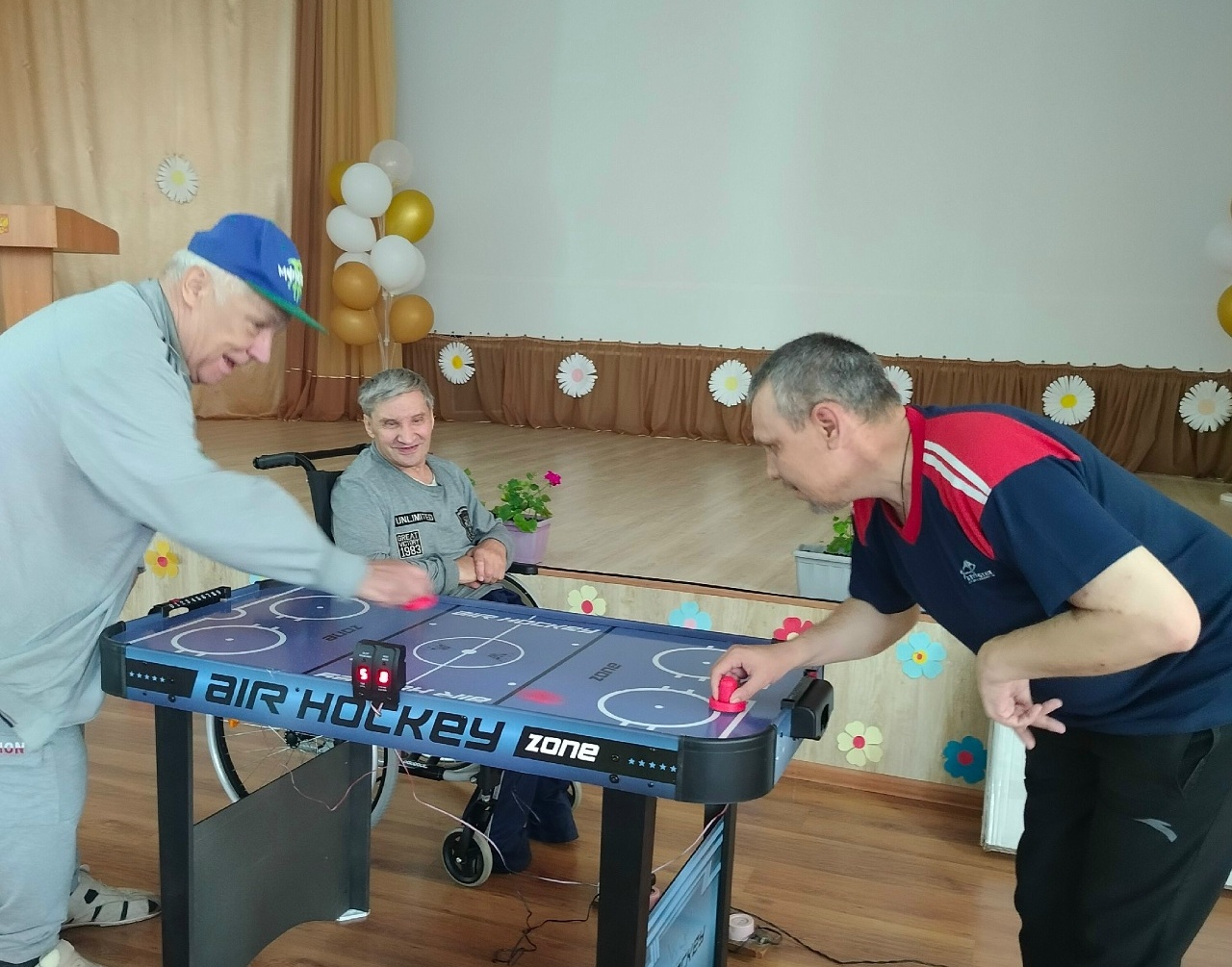 В аэрохоккей играют настоящие мужчины!