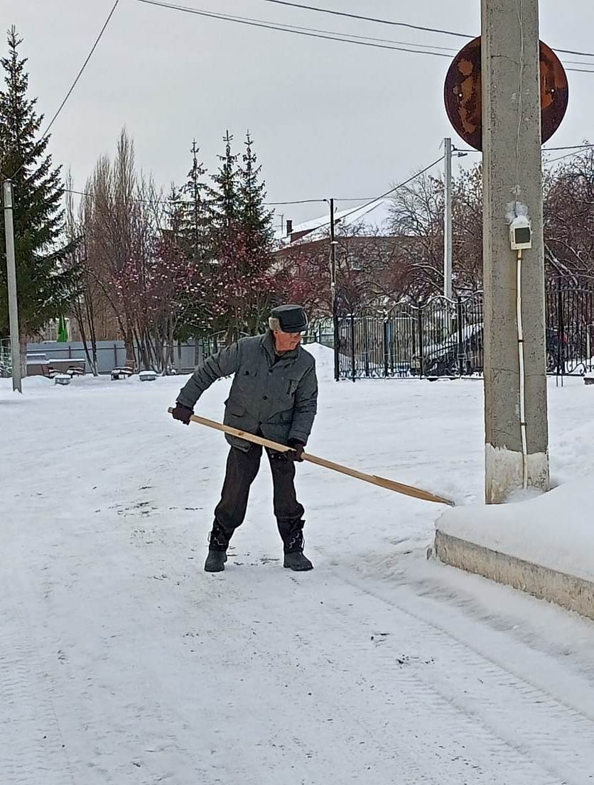 Всё вокруг белым-бело, все дорожки замело