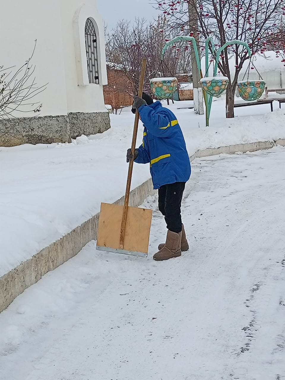 Всё вокруг белым-бело, все дорожки замело