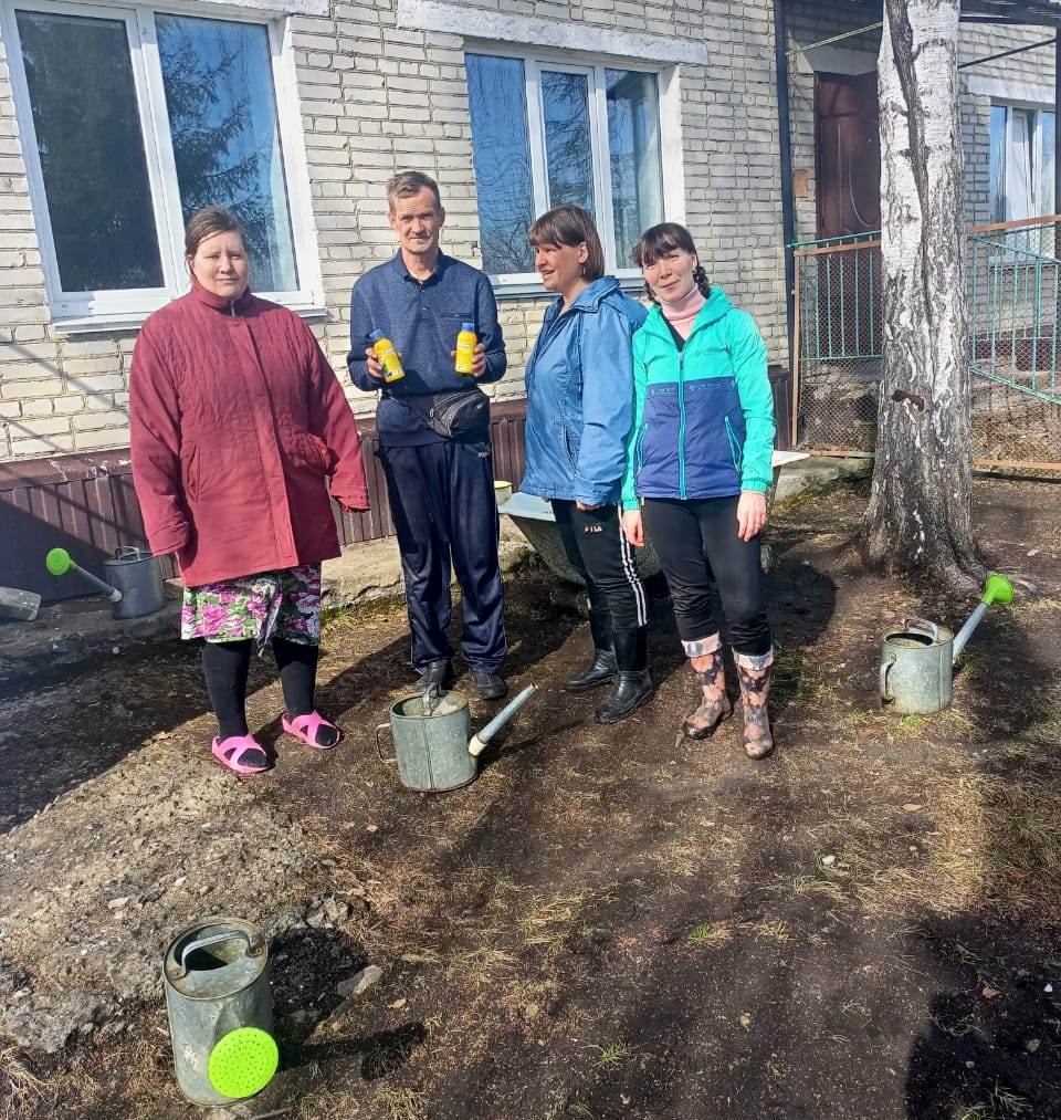 В теплице работы много!