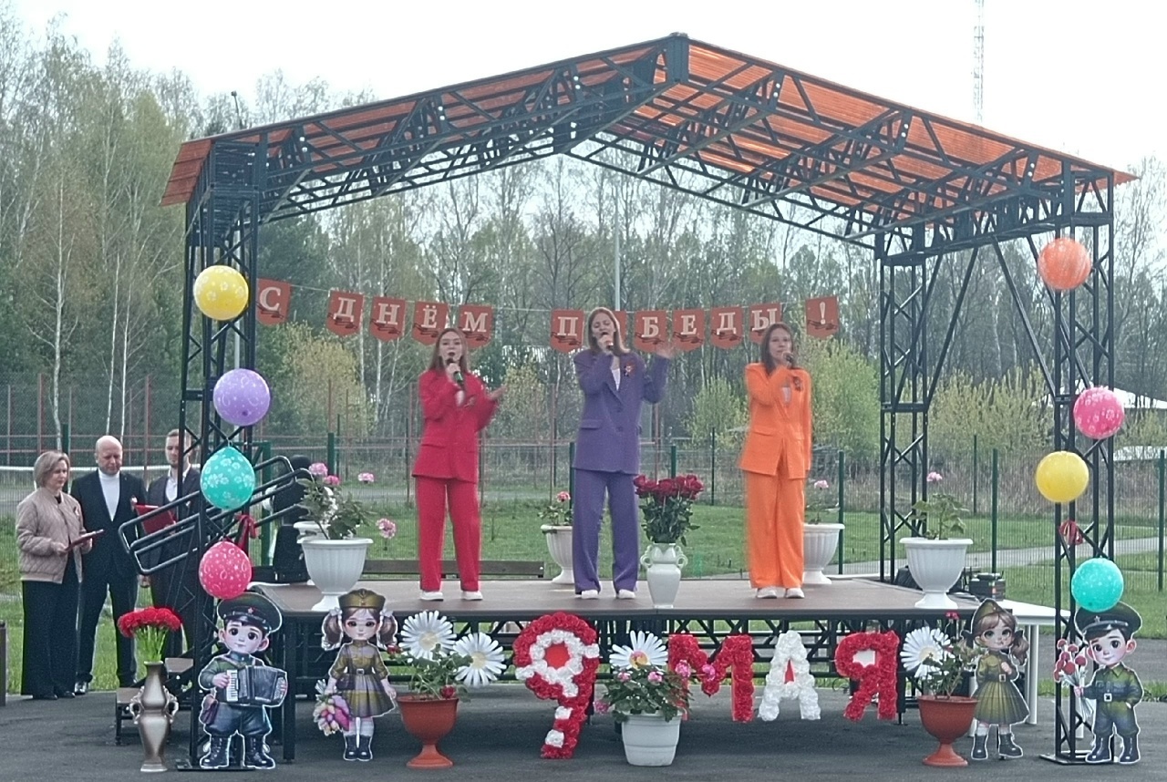 Подвигу жить в веках!