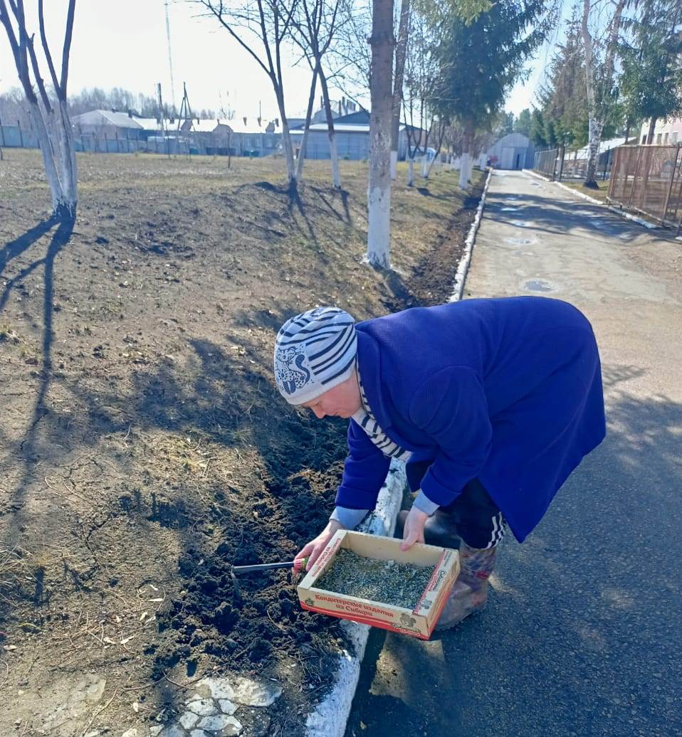 В теплице работы много!