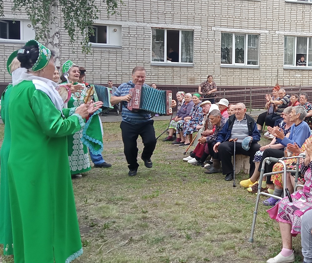 Звонкими песнями подопечные «Спутника» встретили лето.