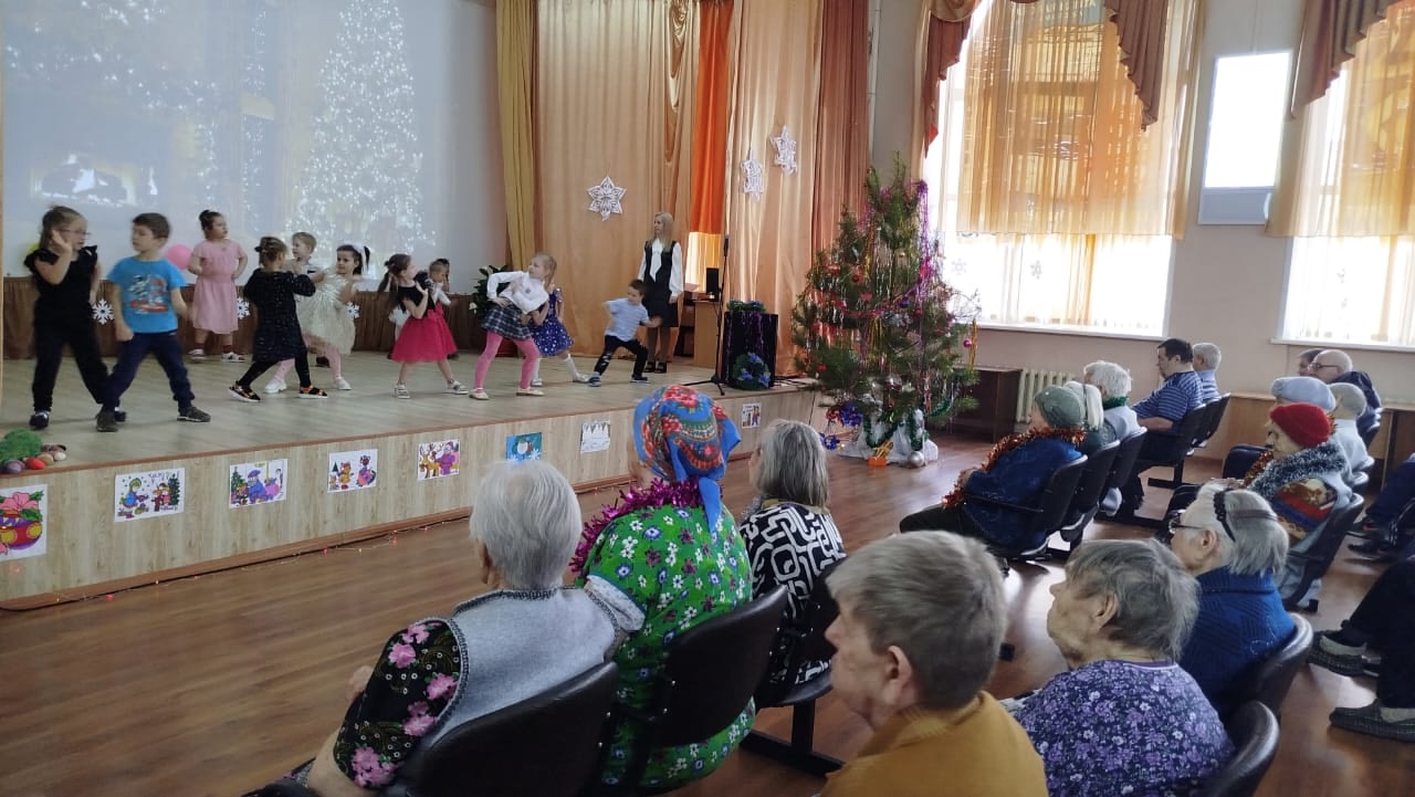 А у нас Новый год! Встанем дружно в хоровод!