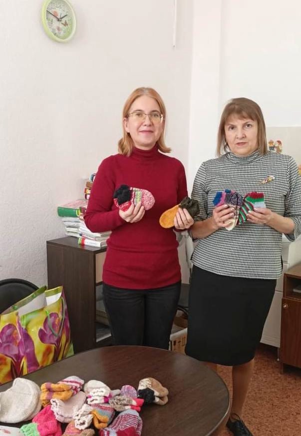 Теплые носочки для детей от «серебряных» волонтёров «Спутника»