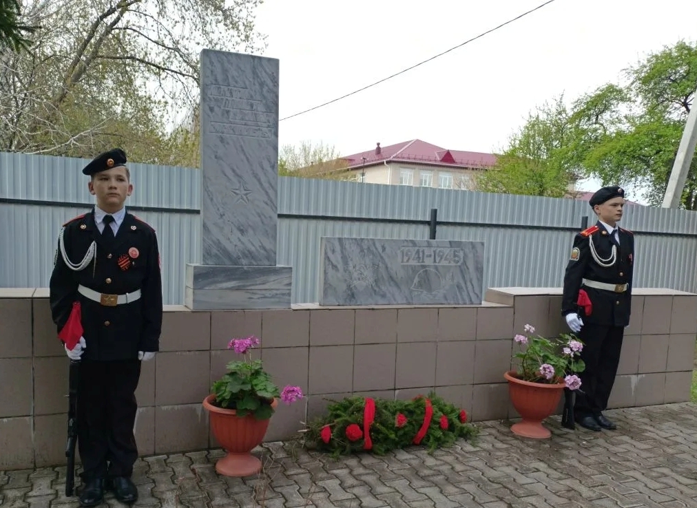 Подвигу жить в веках!