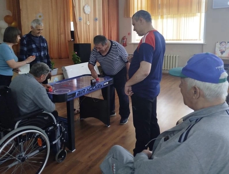В аэрохоккей играют настоящие мужчины!