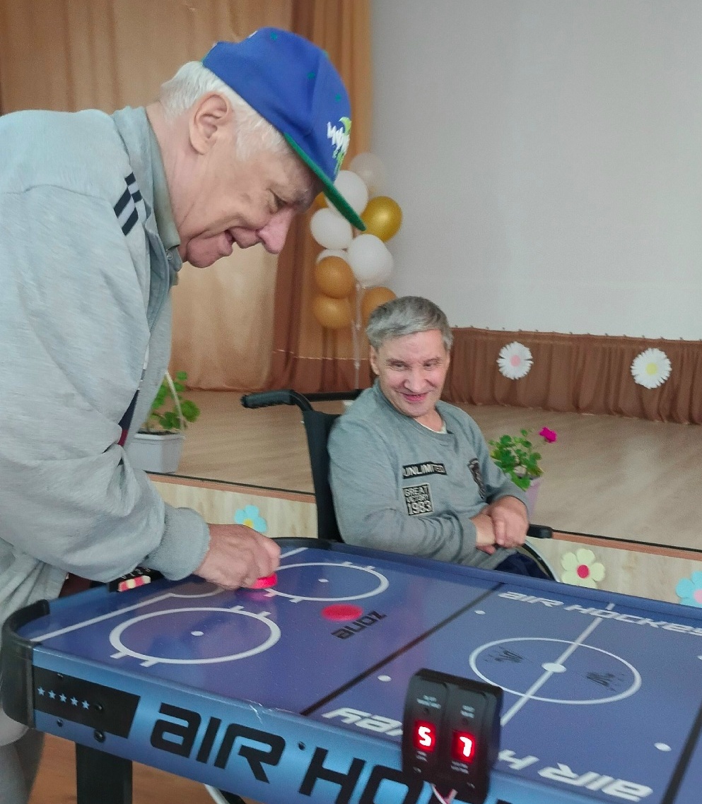 В аэрохоккей играют настоящие мужчины!