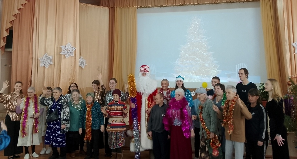 Дед Мороз и Снегурочка поздравили подопечных «Спутника»