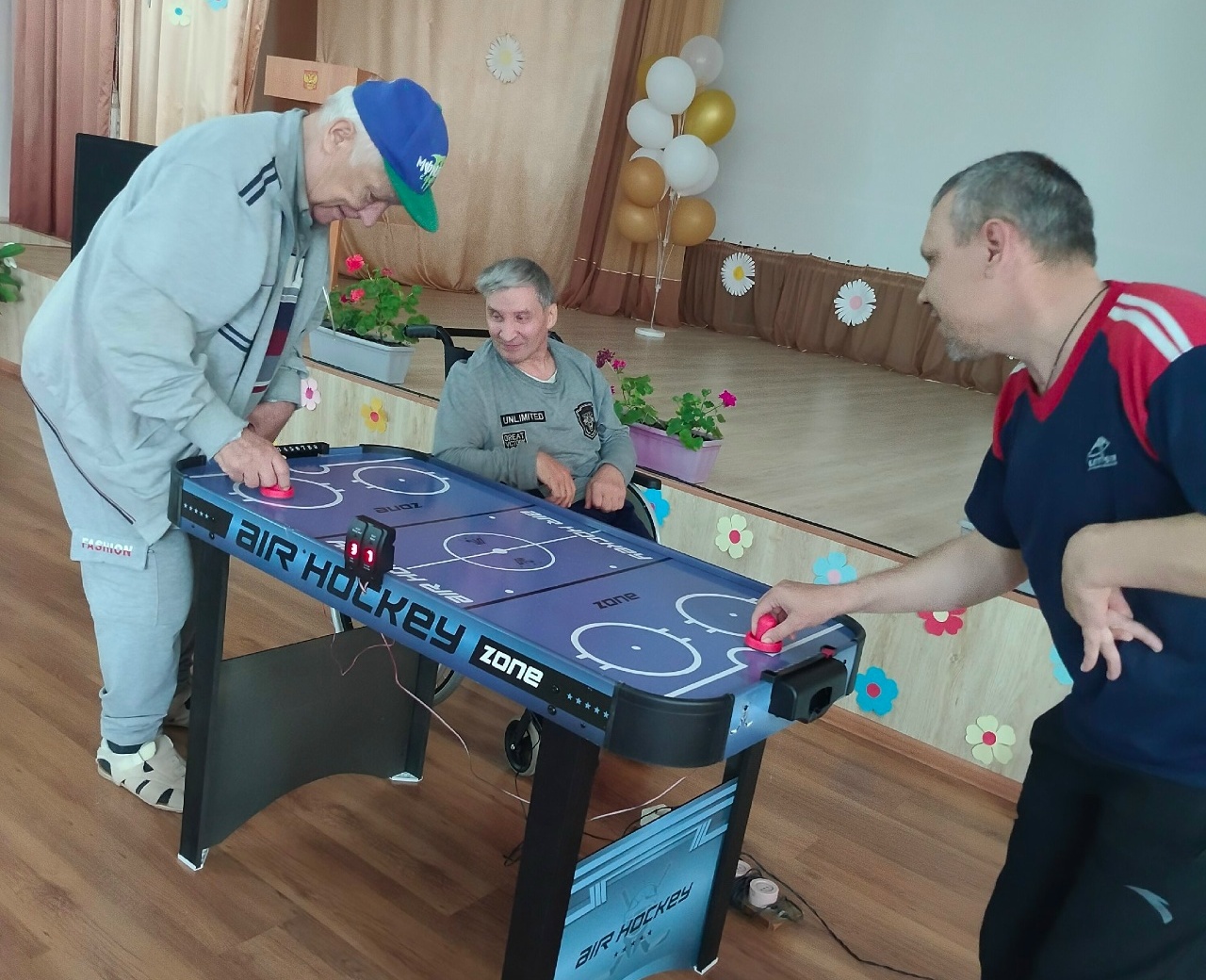 В аэрохоккей играют настоящие мужчины!