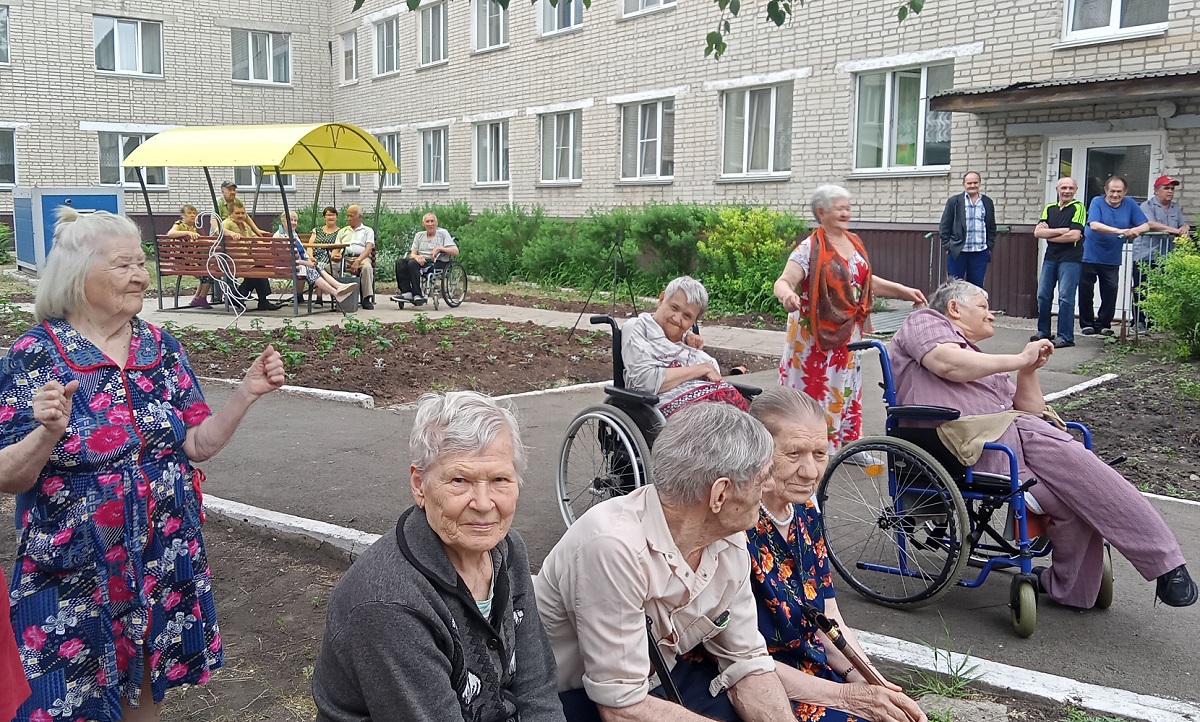 Звонкими песнями подопечные «Спутника» встретили лето.