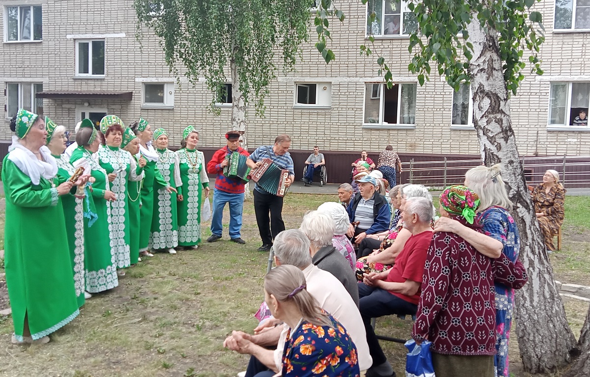 Звонкими песнями подопечные «Спутника» встретили лето.