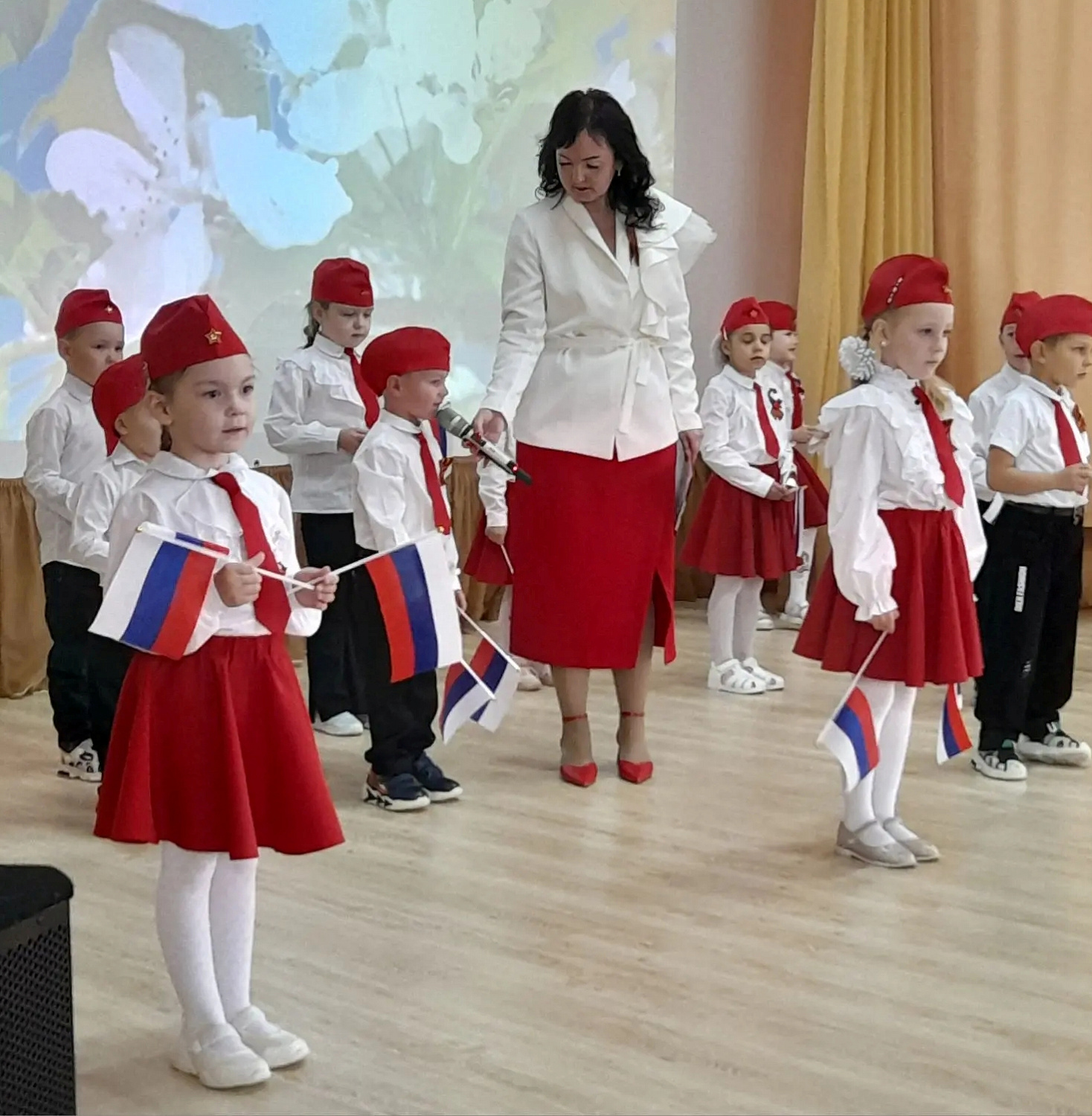 Победный май: малыши поздравили ветеранов «Спутника»