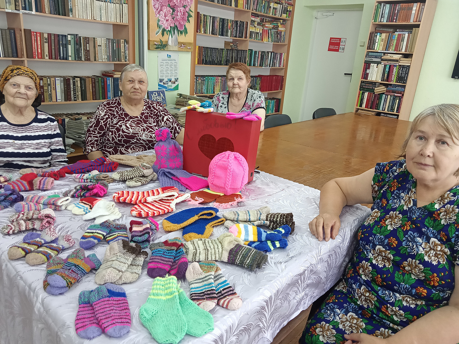 Рукодельницы «Спутника» собрали посылку для детей Донбасса.