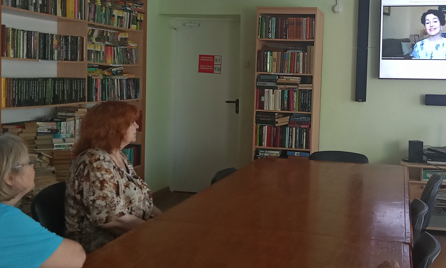 Подопечные «Спутника» осваивают фейсфитнес.