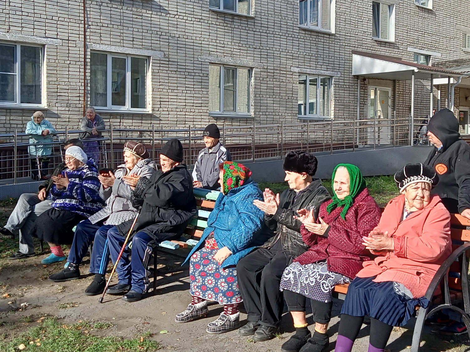 «А в сердце молодость поёт»