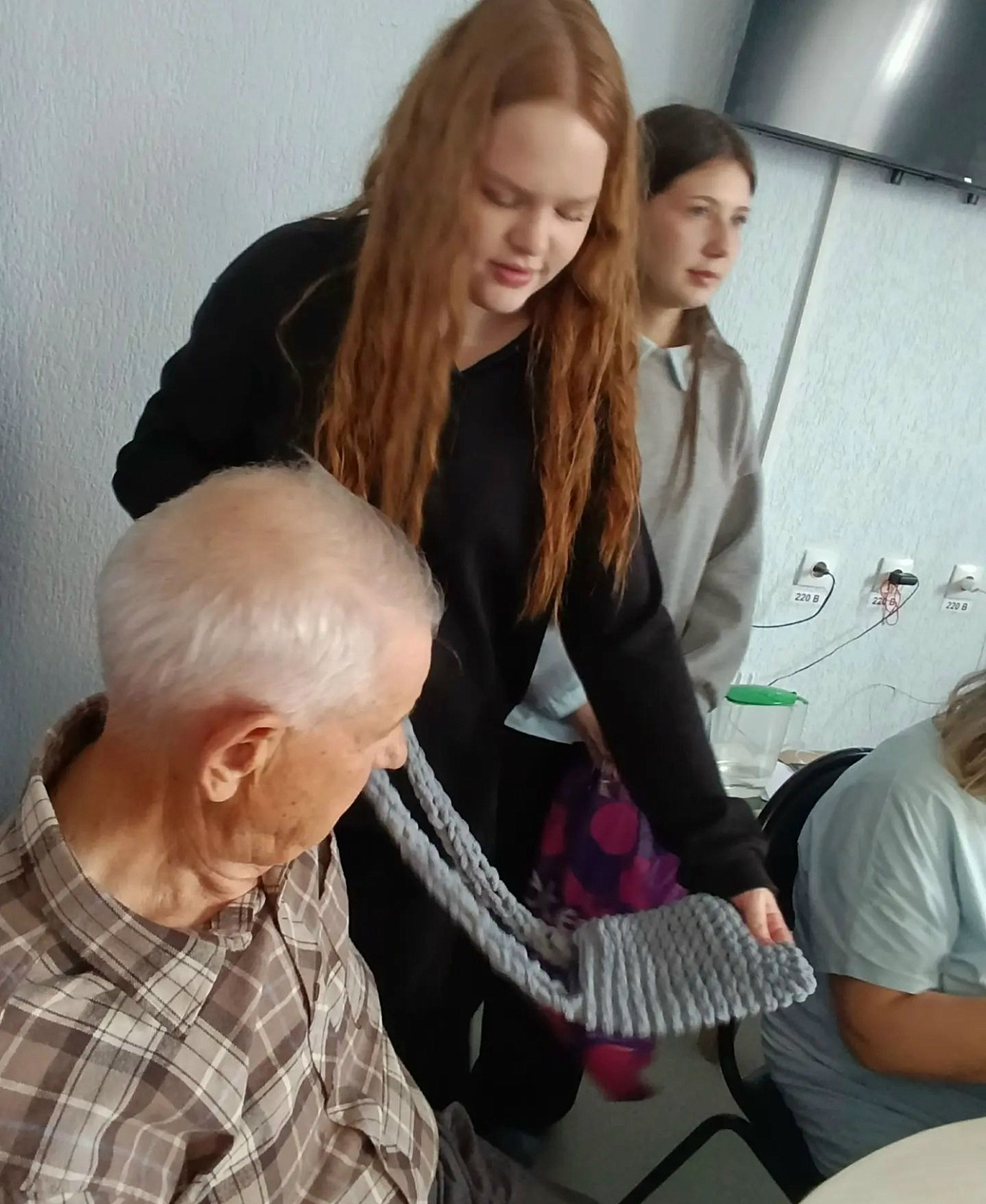 Уроки доброты: как школьницы согрели бабушек и дедушек своей заботой.