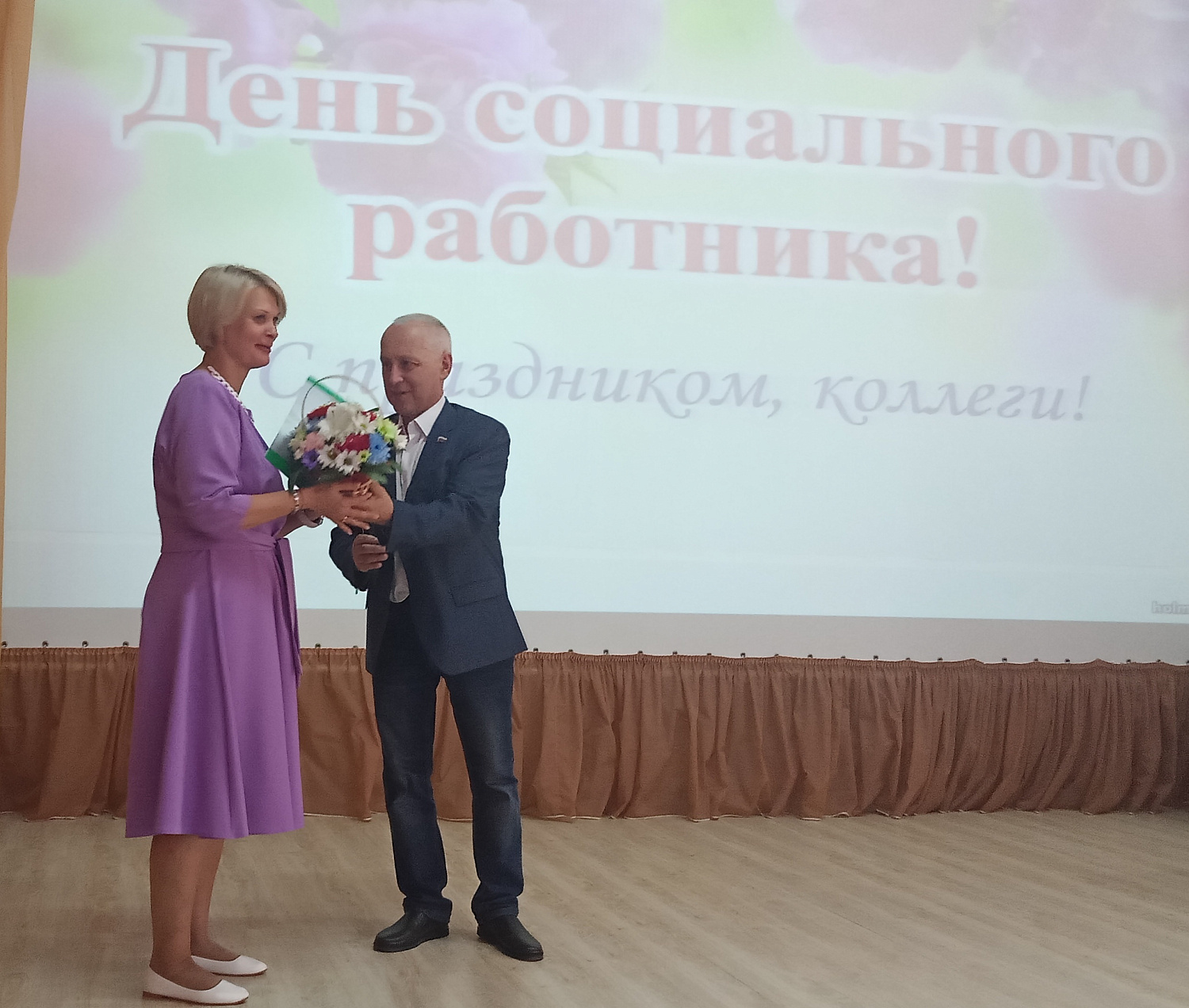Заботливые руки и добрые сердца! С праздником, работники социальной службы!