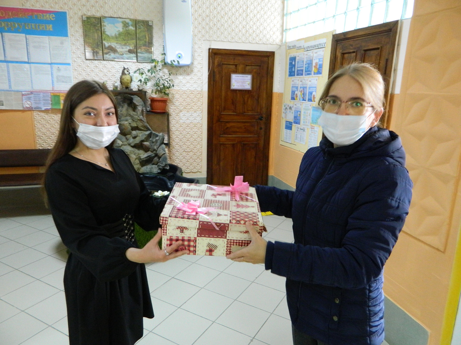 «Серебряные» волонтеры подарили детям теплые носочки, варежки и шарфы
