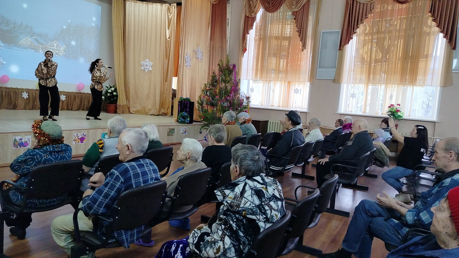 Дед Мороз и Снегурочка поздравили подопечных «Спутника»