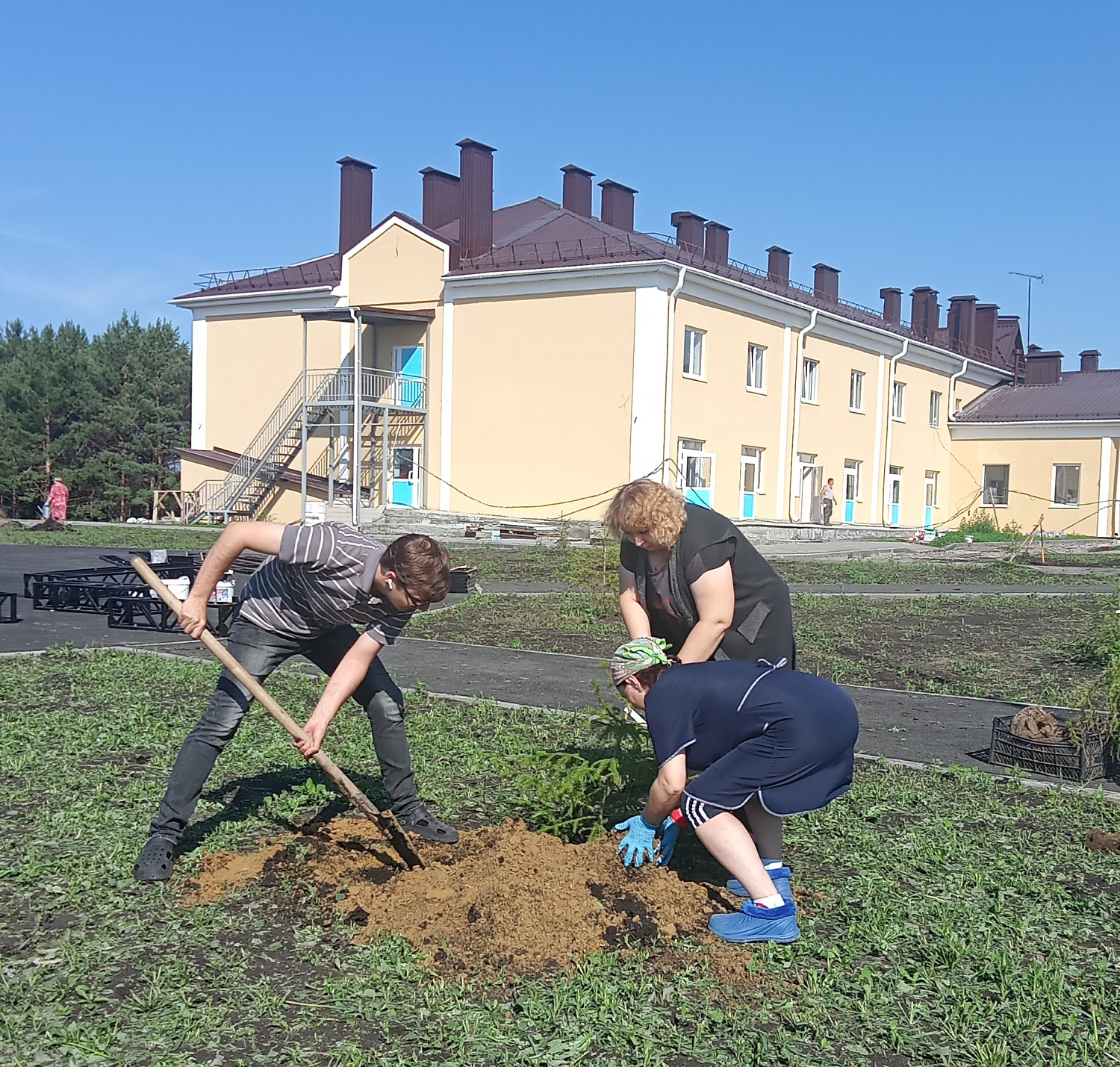 Молодые яблоньки украсили новый корпус «Спутника»